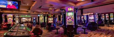 shwemyanmar APP မြန်မာ ဖုန်းပေါ်မှ Live Casino နှင့် Sportsbook ကစားနေသော မြင်ကွင်း